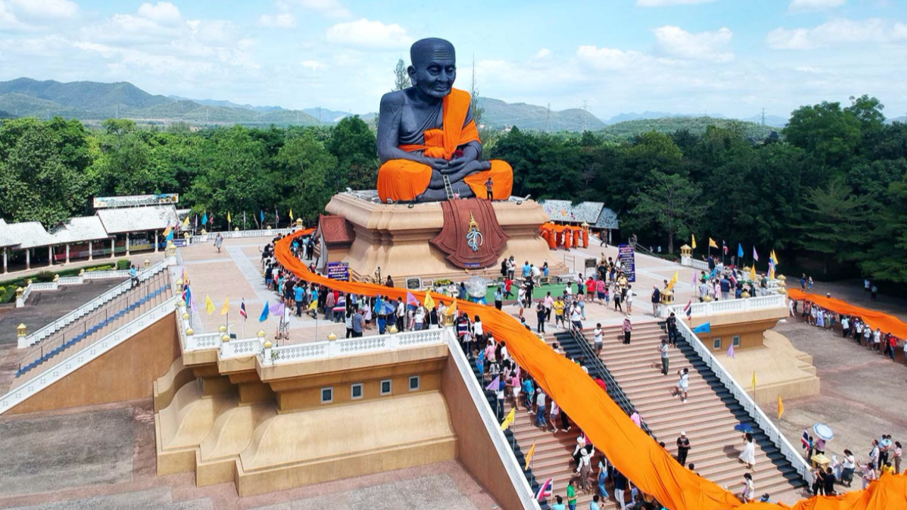 คนนับพัน เดินเวียนทักษิณาขึ้น ห่มหลวงพ่อทวดองค์ใหญ่ วัดห้วยมงคล