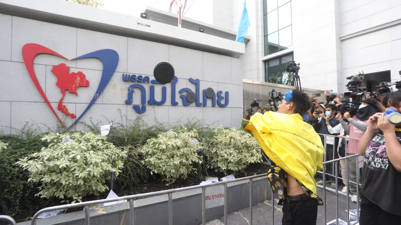 คาร์ม็อบ บุกปาคบไฟ-กาวดักหนู ใส่พรรคภูมิใจไทย ประกาศไล่หนูท่อ หมอเก๊