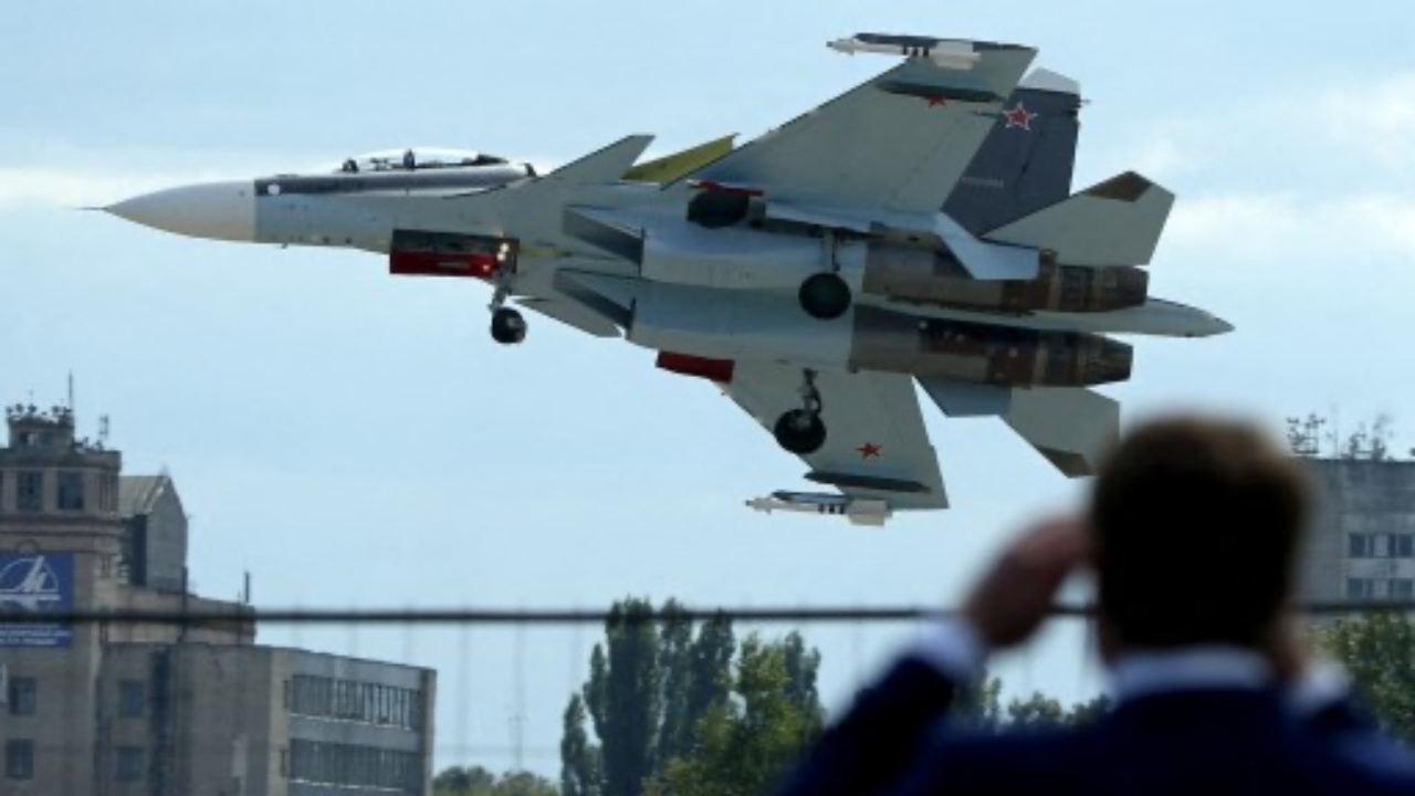 นาทีสยอง เครื่องบินขับไล่รัสเซียตก นักบินดีดตัวไม่ทัน ตายทั้งคู่ (คลิป)