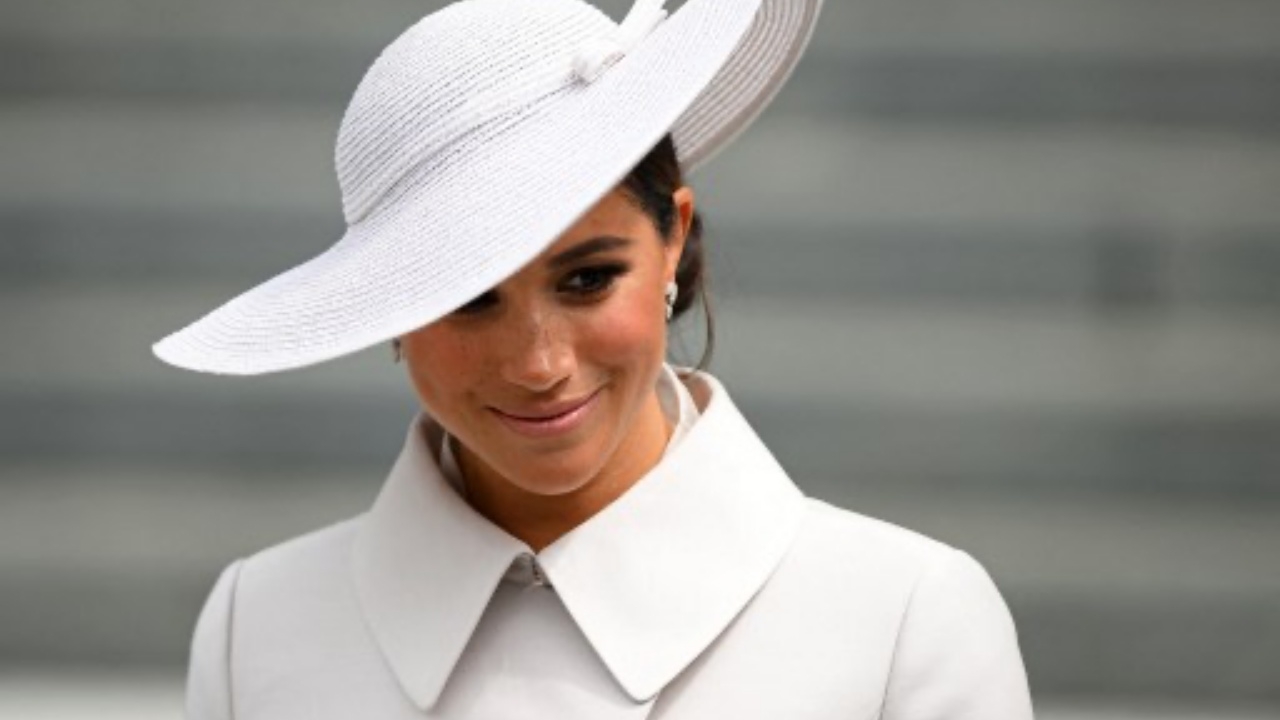 แฟนๆ ห่วงเมแกน ติดแผ่นคลายเครียด ใส่เสื้อโค้ท ผูกผ้าพันคอทั้งที่ไม่หนาว