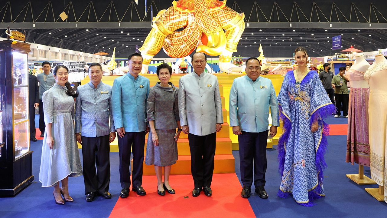 พล.อ.อนุพงษ์ เผ่าจินดา เปิดงาน “ศิลปาชีพประทีปไทย OTOP หลอมดวงใจ ด้วยพระบารมี”