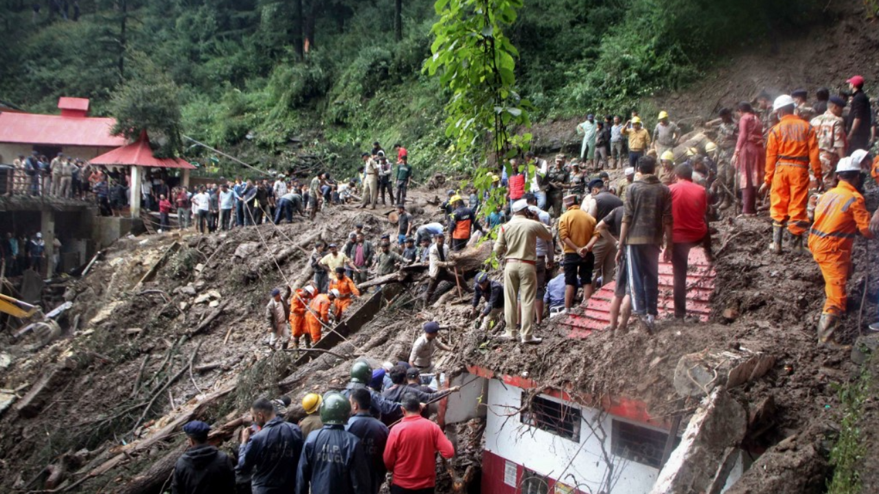 น้ำท่วมดินโคลนทะลักทางตอนเหนือของอินเดีย ทำวัดพระศิวะพังถล่ม ดับ 50 ศพ