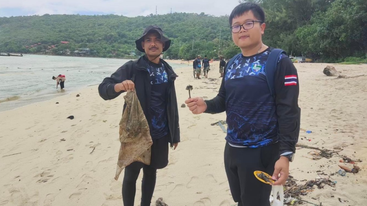 ยังพบก้อนน้ำมัน ที่อ่าวมาหยา จนท.เก็บไปทิ้งกว่า 5 กก. 