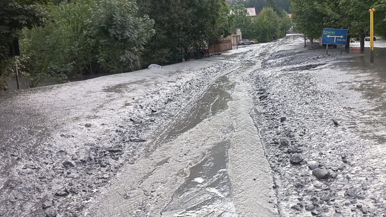 นาทีสะพรึง 'สึนามิโคลน' ถล่มประตูปลิว เกิดน้ำท่วมฉับพลันในอิตาลี (คลิป)