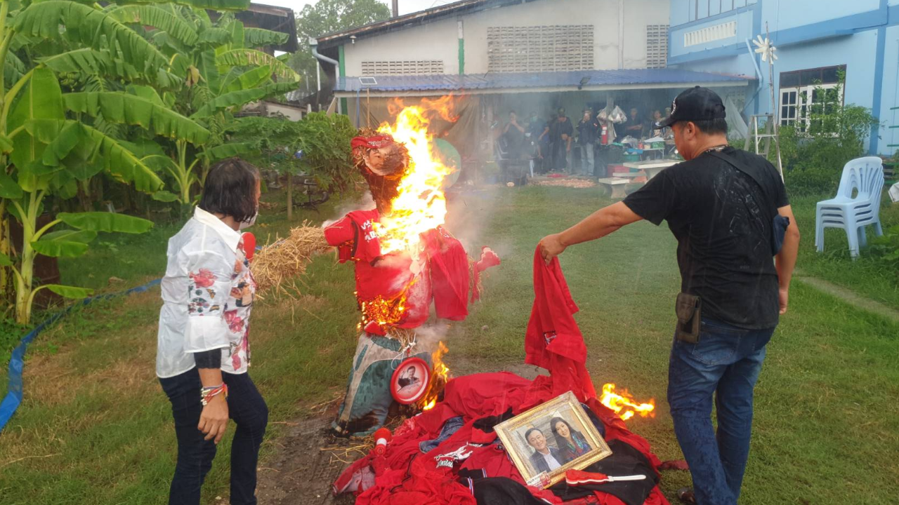 เดือดกลุ่มมวลชนคนรักประชาธิปไตย สมุทรสาคร เผาหุ่น “ทักษิณ” อ้างโดนทรยศหักหลัง