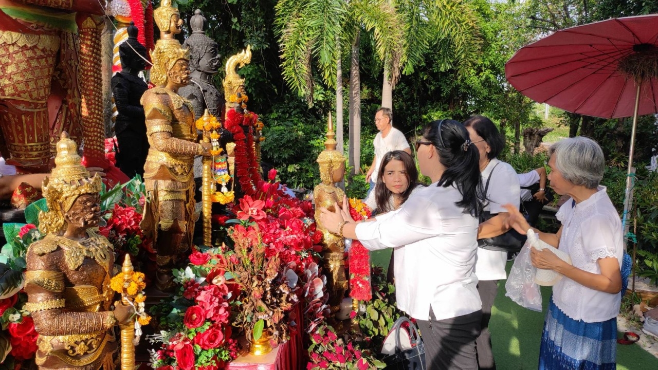 สาวขนกุหลาบแดง 100 ดอก มาแก้บน "ท้าวเวสสุวรรณ" แถมได้ "เลขเด็ดงวดนี้"