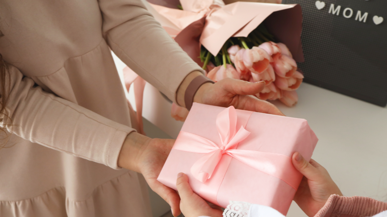 ส่องของขวัญวันแม่ จาก 3 แบรนด์ดังสุดหรู ที่มีคอลเลกชันที่น่าสนใจ 