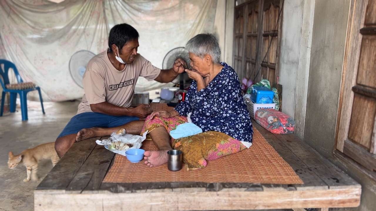 ลูกชายเก็บขยะ สุดกตัญญู ดูแลมารดาวัย 84 ปี ปีนี้ขอให้ "แม่" แข็งแรง