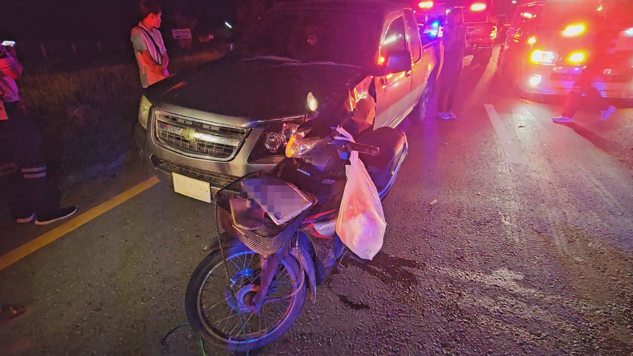 จยย.ดวงขาด ตัดหน้ากระบะ-เบรกไม่ทันชนตูม ป้าคนขับกระเด็นคอหักดับสนิท