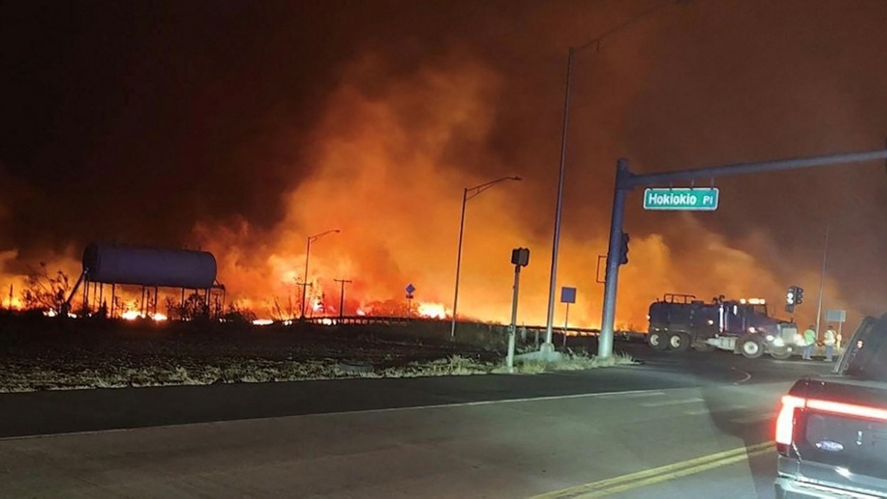 ไฟป่าลามหนักเกาะเมาวี รัฐฮาวาย ดับ 6 ศพเจ็บอื้อ คนหนีตายลงทะเล