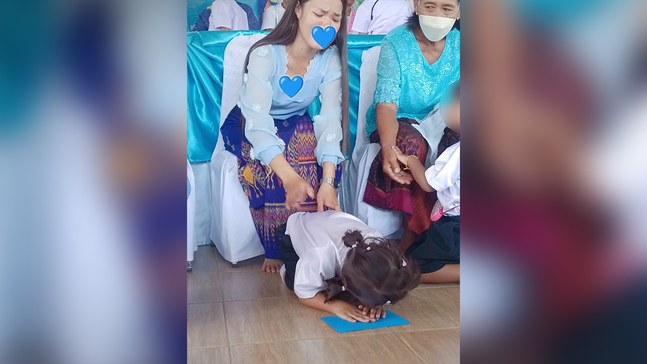 คุณแม่แทบร้อง โพสต์ภาพจังหวะโบ๊ะบ๊ะ บอกลูกสาว "แม่อยู่ทางนี้ค่ะลูก"