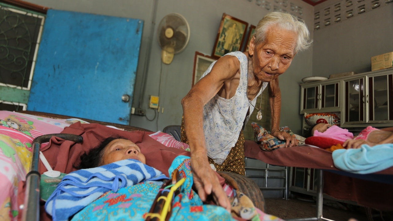 ความรักของแม่ คุณยายวัย 92 ปี เลี้ยงดูลูกฝาแฝดป่วยติดเตียงมากว่า 47 ปี