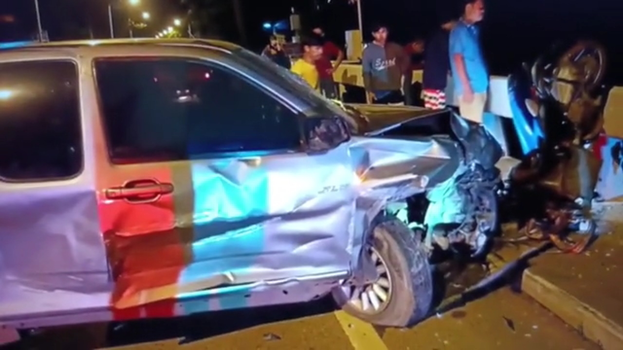 เด็กอายุ 14 ขี่ จยย.ถูกกระบะชนตกสะพานลงคลอง จนท.ยังงมหาตัวไม่เจอ