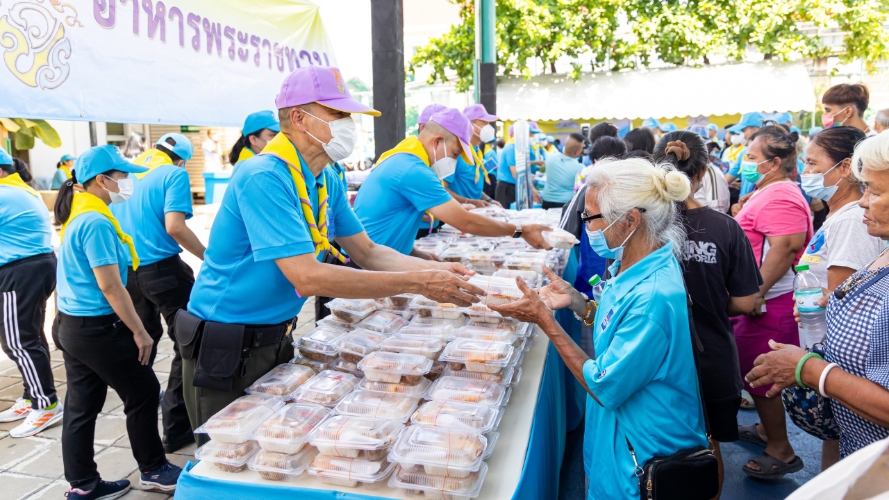 ปลัดฯ กห. จัดกิจกรรมสร้างรอยยิ้มให้ชุมชน ลุยปรับภูมิทัศน์วัดชัยพฤกษมาลา