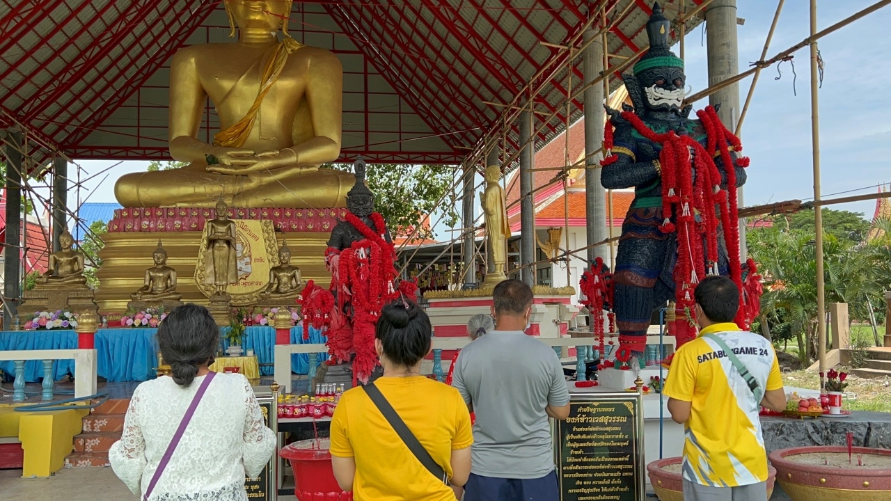 "ท้าวเวสสุวรรณ" ให้โชค คนดวงเฮงแห่แก้บน แถมได้ "เลขเด็ด" ไปลุ้นอีกงวด