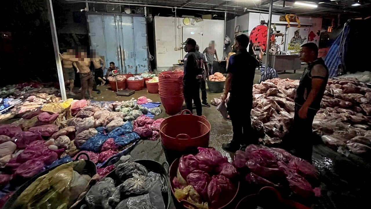 อายัดหมูเถื่อน ตะลึง 10 ตัน ป้องกันแพร่โรค ซุกในห้องเย็นร้านดังศรีราชา