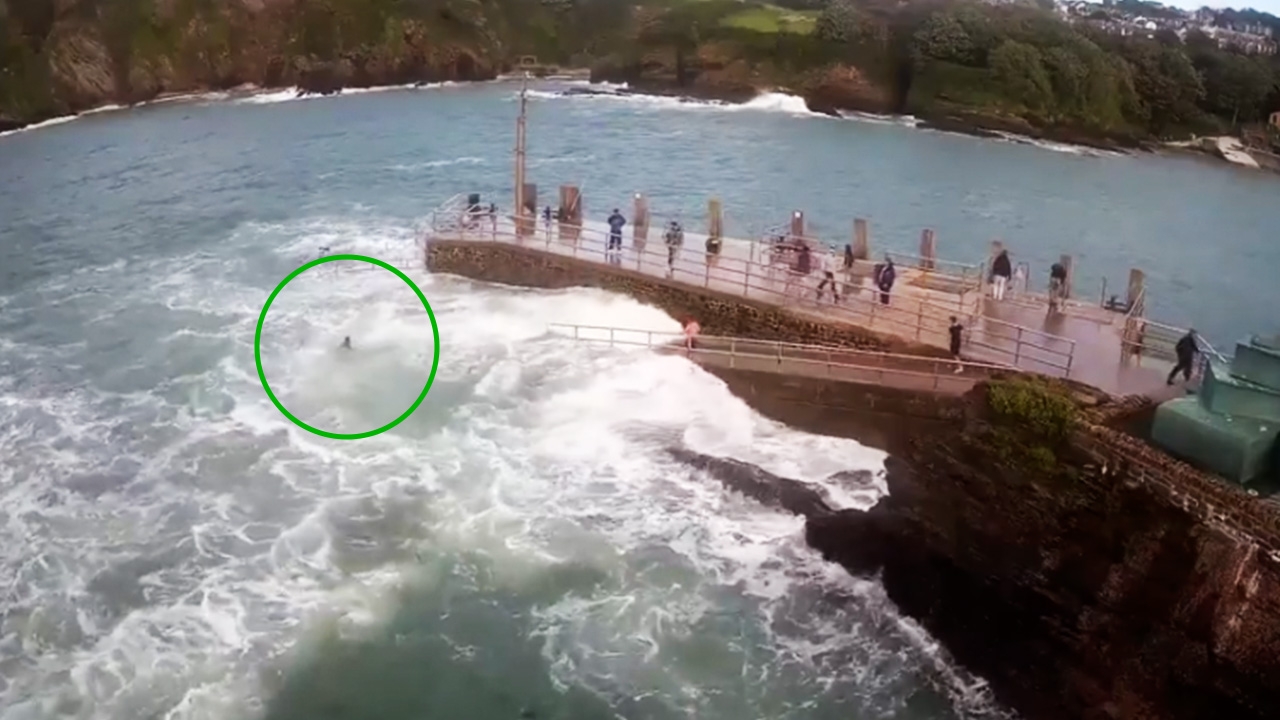 นาทีระทึก ทะเลคลั่ง ด.ญ.โดนคลื่นยักษ์ซัด จนตกจากท่าเรือในอังกฤษ (คลิป)