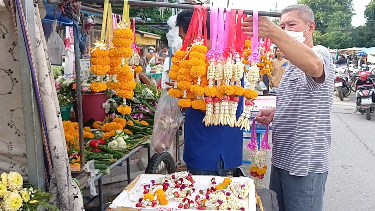 ใกล้วันแม่ 12 สิงหาคม พวงมาลัยดอกมะลิขายดี แม่ค้าทำรายได้งามวันละหลายพันบาท