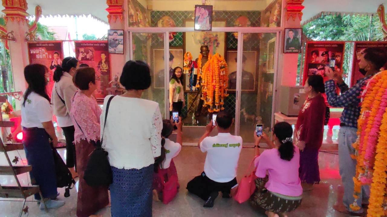 ครอบครัวทำบุญครบรอบ 15 ปี "ยอดรัก สลักใจ" คอหวยไม่พลาด "เลขเด็ด" ลุ้นโชค