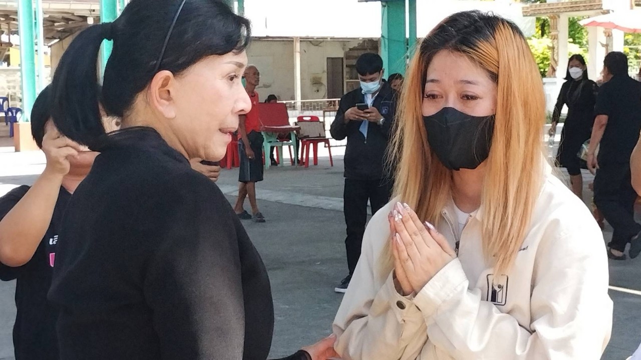 "ปวีณา" ช่วย "ชมพู่" เป็นประธานพิธีเผา 4 ศพ เหยื่อเขยปืนโหด ที่วัดย่านสายไหม