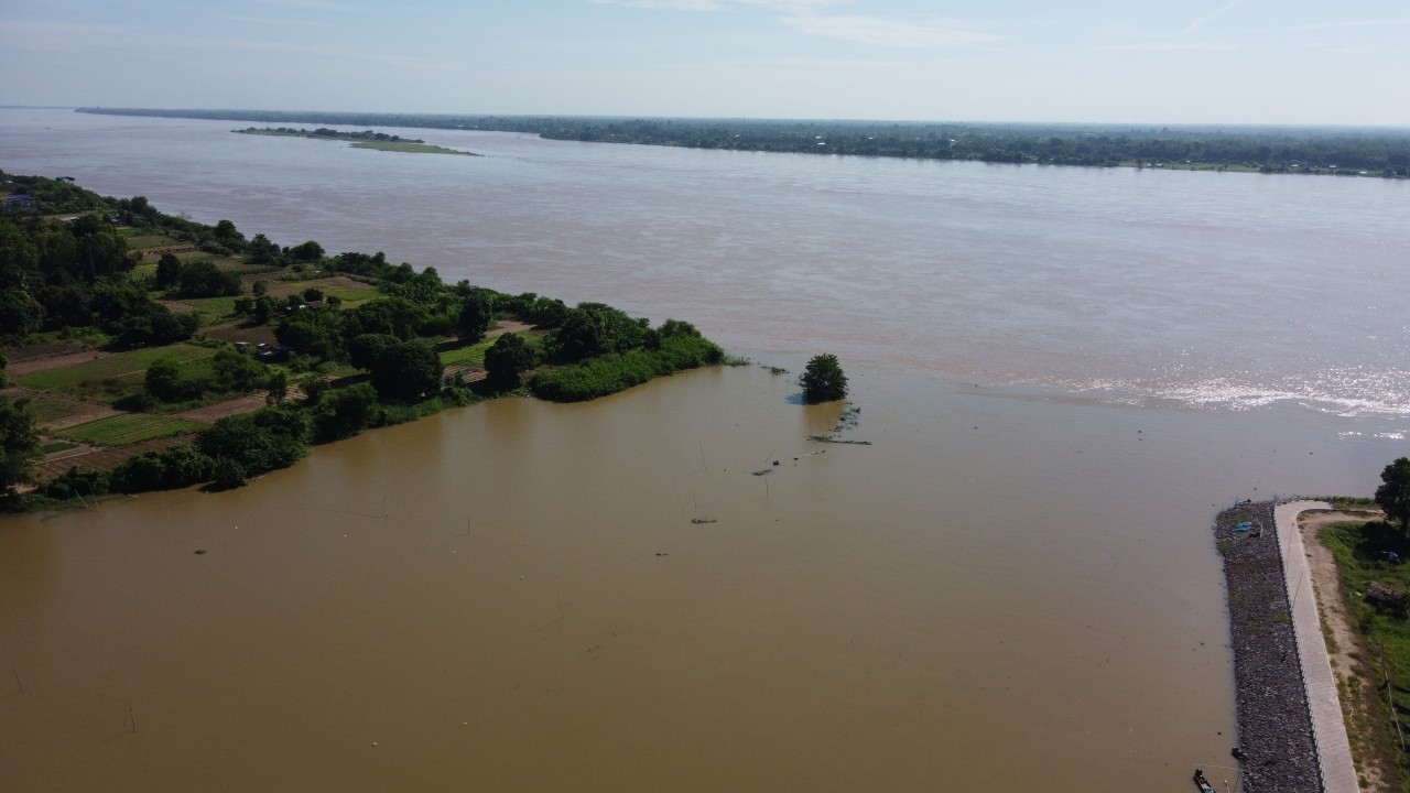 ชลประทาน จ.นครพนม จ่อผันลำน้ำสาขาลงโขง หลังน้ำสูงแตะ 11 เมตรใกล้ล้นตลิ่ง