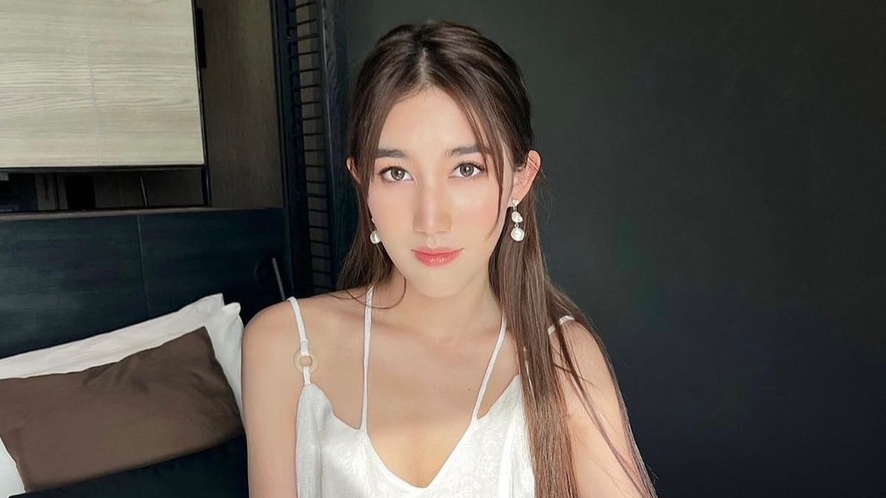 หูย แซ่บ เบสท์ รักษ์วนีย์ โพสต์ภาพบนเตียง ท่านั่งยกขาแซ่บไม่เบา แทบลืมมองหน้า