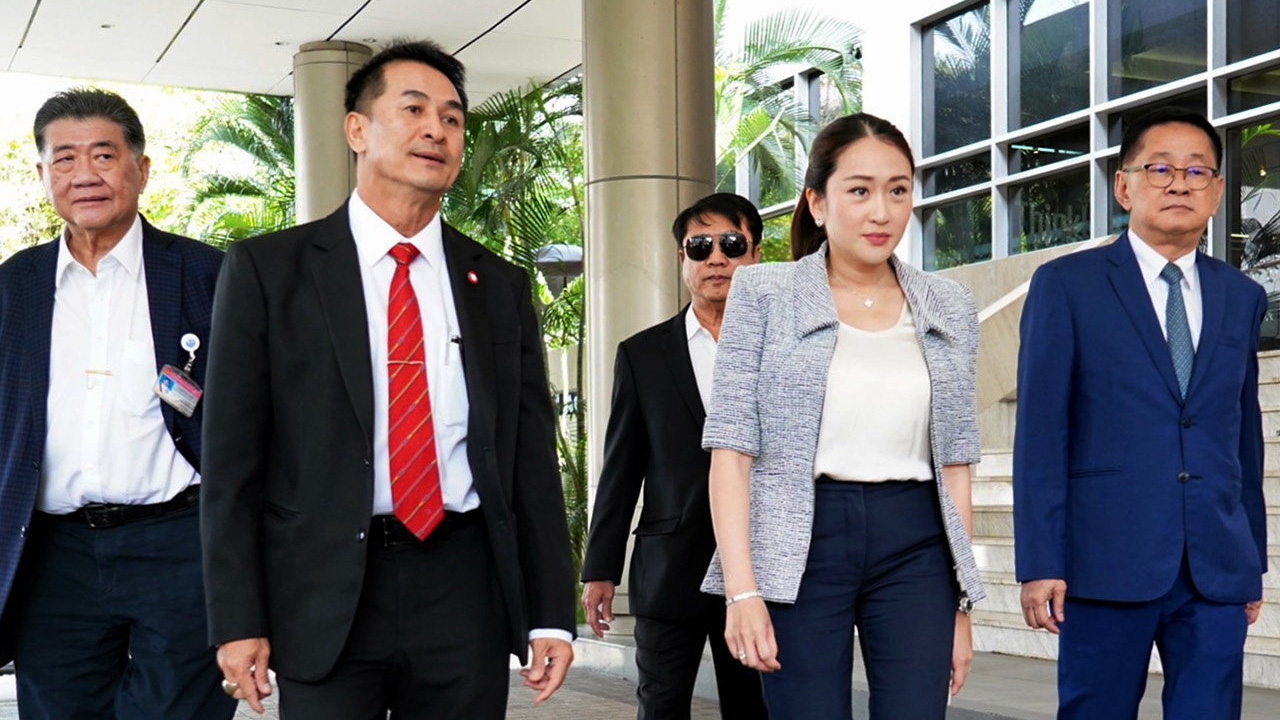 "เพื่อไทย" เนียนกว่า "ก้าวไกล"