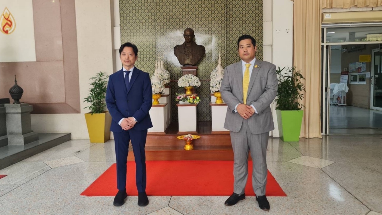 "ท่านอ้น-ท่านอ่อง" ไป รพ.ศิริราช ถวายสักการะพระราชานุสาวรีย์ ผู้เป็นแรงบันดาลใจ