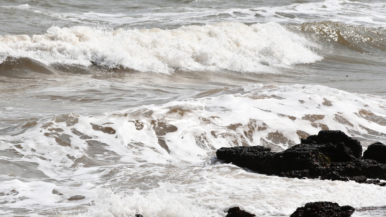 ปภ. เตือน 5 จังหวัด เฝ้าระวังคลื่นลมแรง นักท่องเที่ยวควรงดเล่นน้ำทะเล