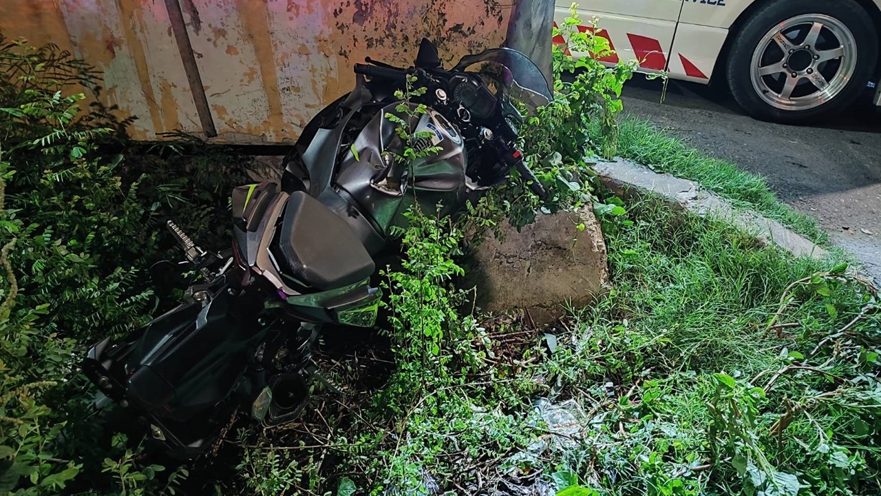 หนุ่มซิ่ง จยย.แหกโค้งชนสะพานข้ามคลองเสียชีวิต เพื่อนสาวเจ็บ