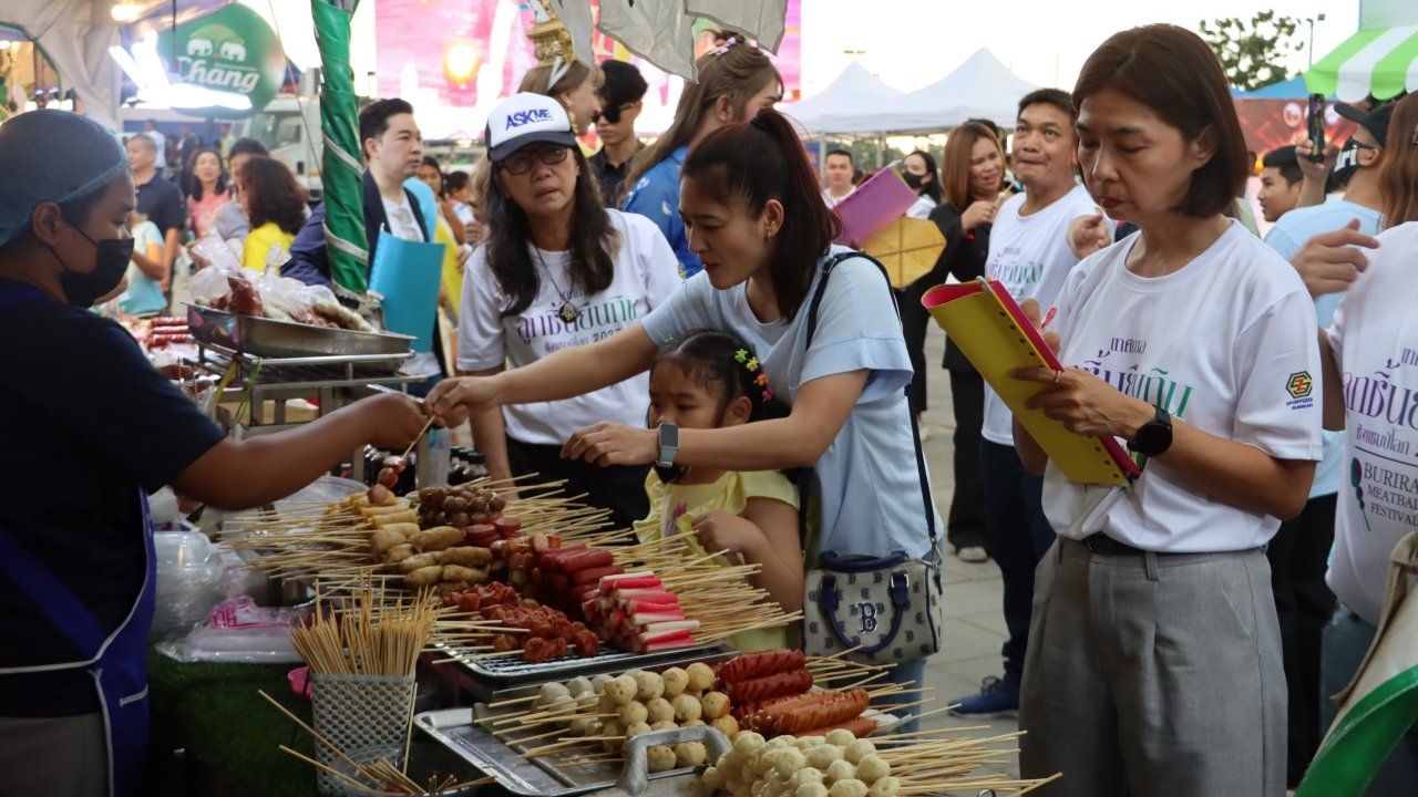 งานลูกชิ้นยืนกินชิงแชมป์โลก ครั้งที่ 6 บุรีรัมย์เริ่มแล้ว คนแห่เที่ยวสุดคึกคัก