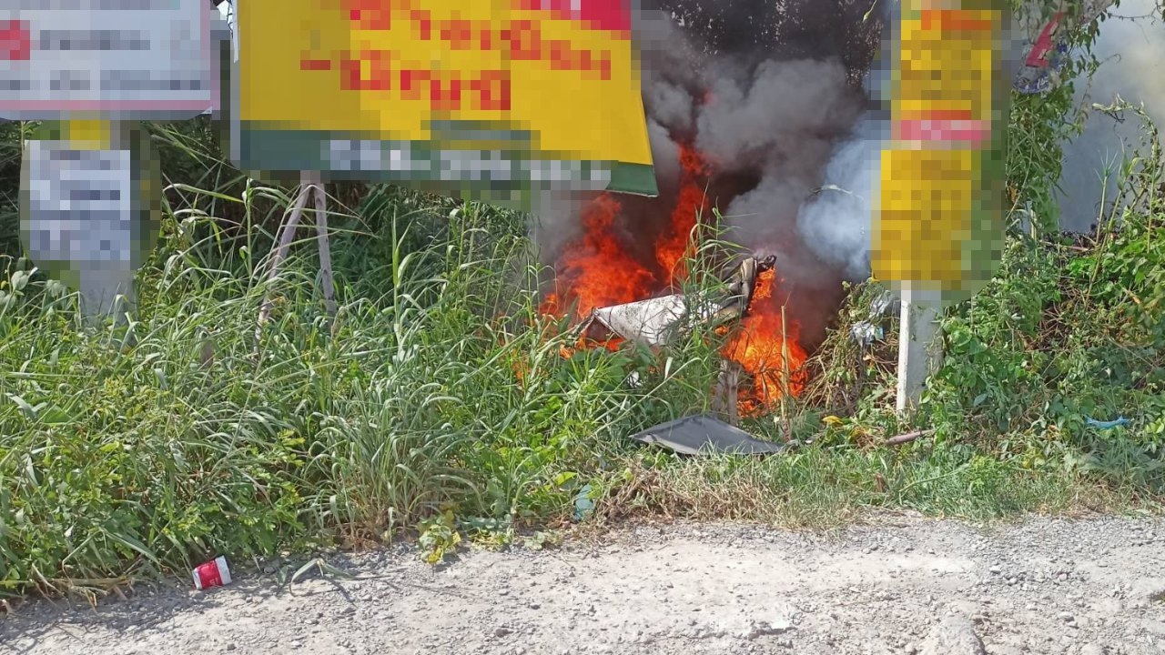 เก๋งพุ่งชนท้ายรถสิบล้อไฟลุกท่วมริมถนนปทุมธานี-บางเลน ที่ไทรน้อย ดับ 1 สาหัส1