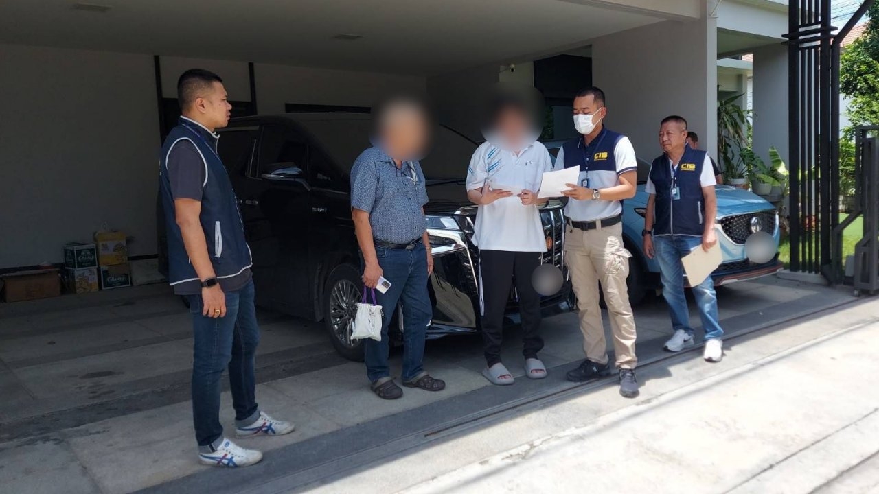 รวบสองพ่อลูกลวงโลกหลอกลงทุนกว่า 30 ล้านทำ "เครื่องกำเนิดไฟฟ้าพลังงานแม่เหล็ก"