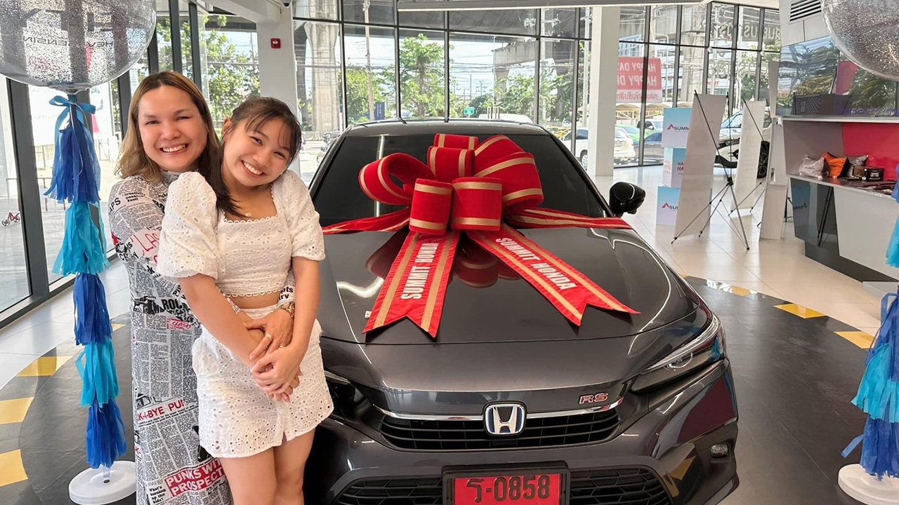 สุดกตัญญู ลิลลี่ ได้หมดถ้าสดชื่น หอบเงินกองโตถอยรถป้ายแดง เป็นของขวัญวันแม่ 