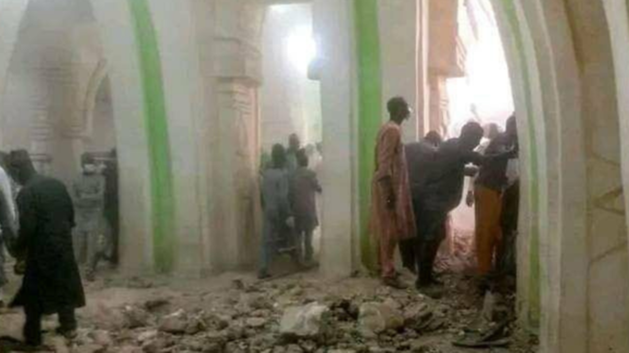 มัสยิดไนจีเรียอายุ 100 ปีพังถล่ม ทับคนตาย 7 ศพ เจ็บอื้อ