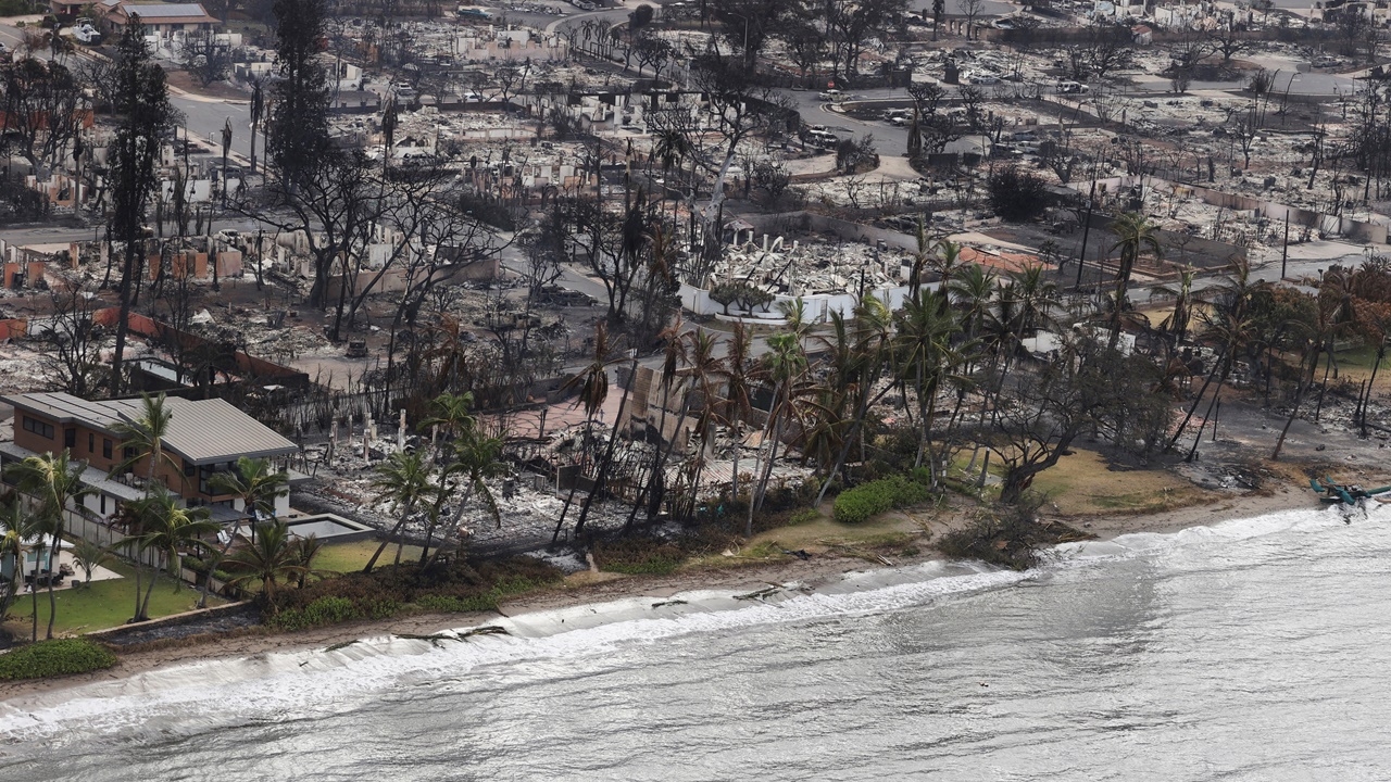 เหยื่อไฟป่าเกาะเมาวีแตะ 80 ศพ คุมได้แล้ว 85% บ้านถูกเผา 2,000 หลัง