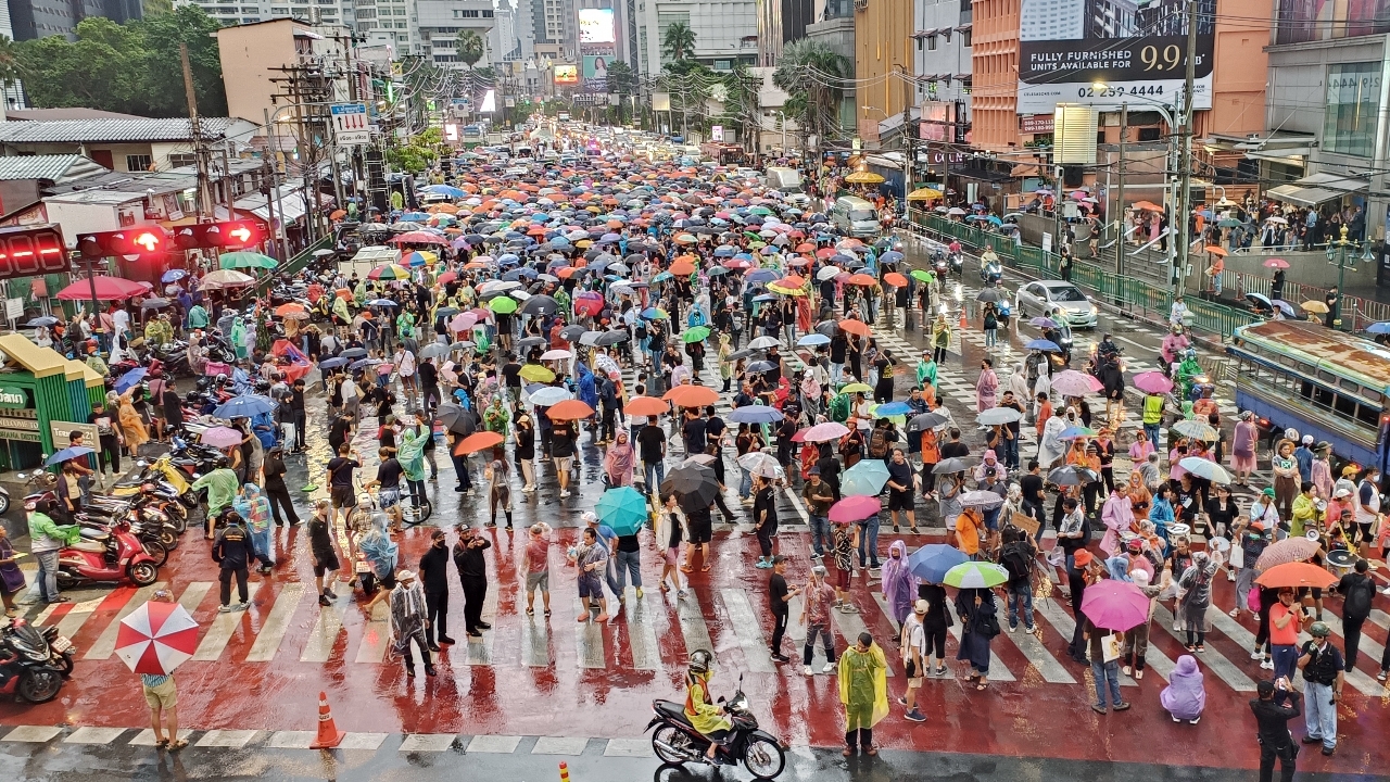 ม็อบแยกอโศก ซัด ต่อไปก็ให้พระโคช่วยเลือกนายกฯ ฝากก้าวไกลอย่าถอย ม.112