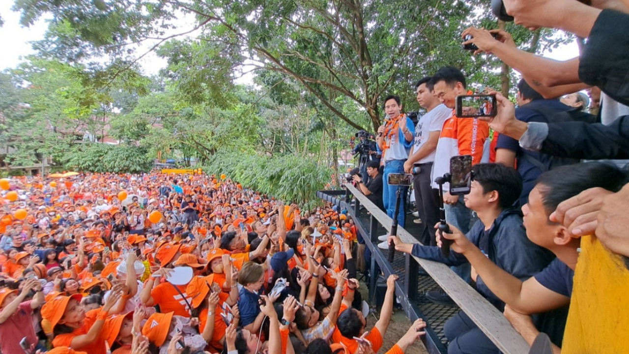 แน่นทุกอณู คนจันท์แห่ให้กำลังใจพิธา เล็งทะเบียนรถเลขเดียวกับอายุ 