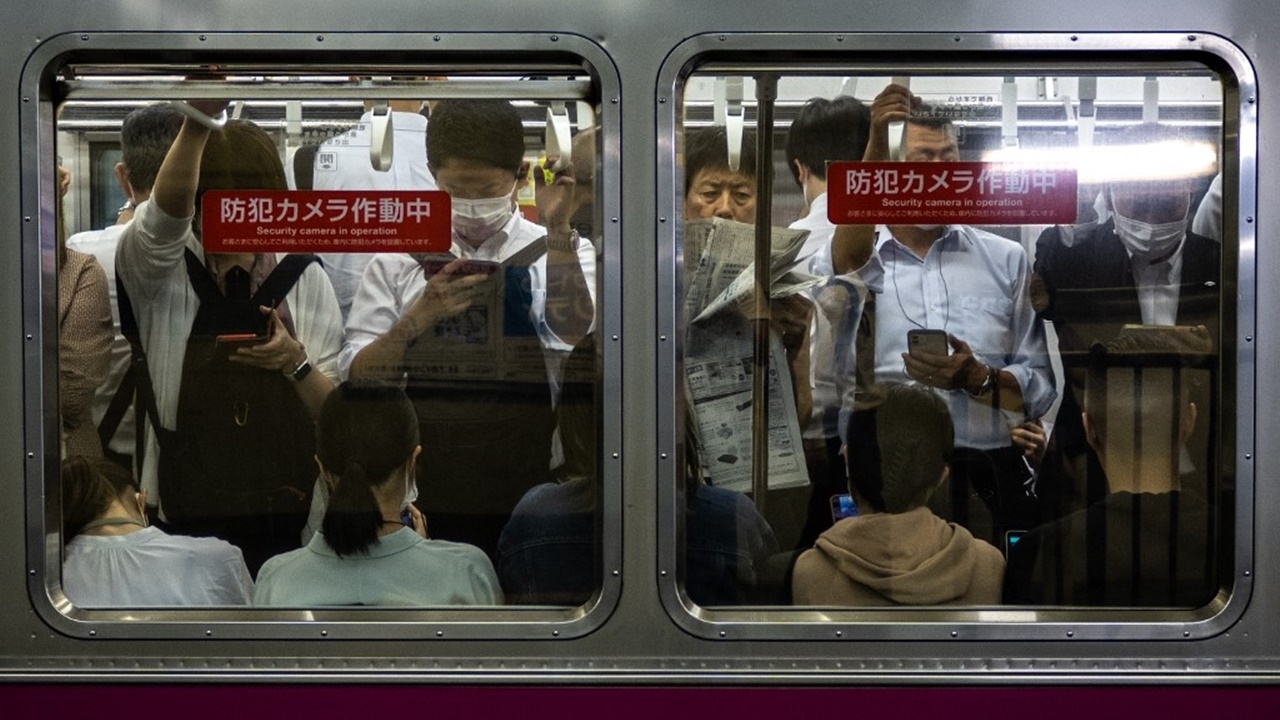 หนุ่มญี่ปุ่นพกมีด 3 เล่ม ฟันคนเจ็บ 3 บนรถไฟ ก่อนโดนรวบ