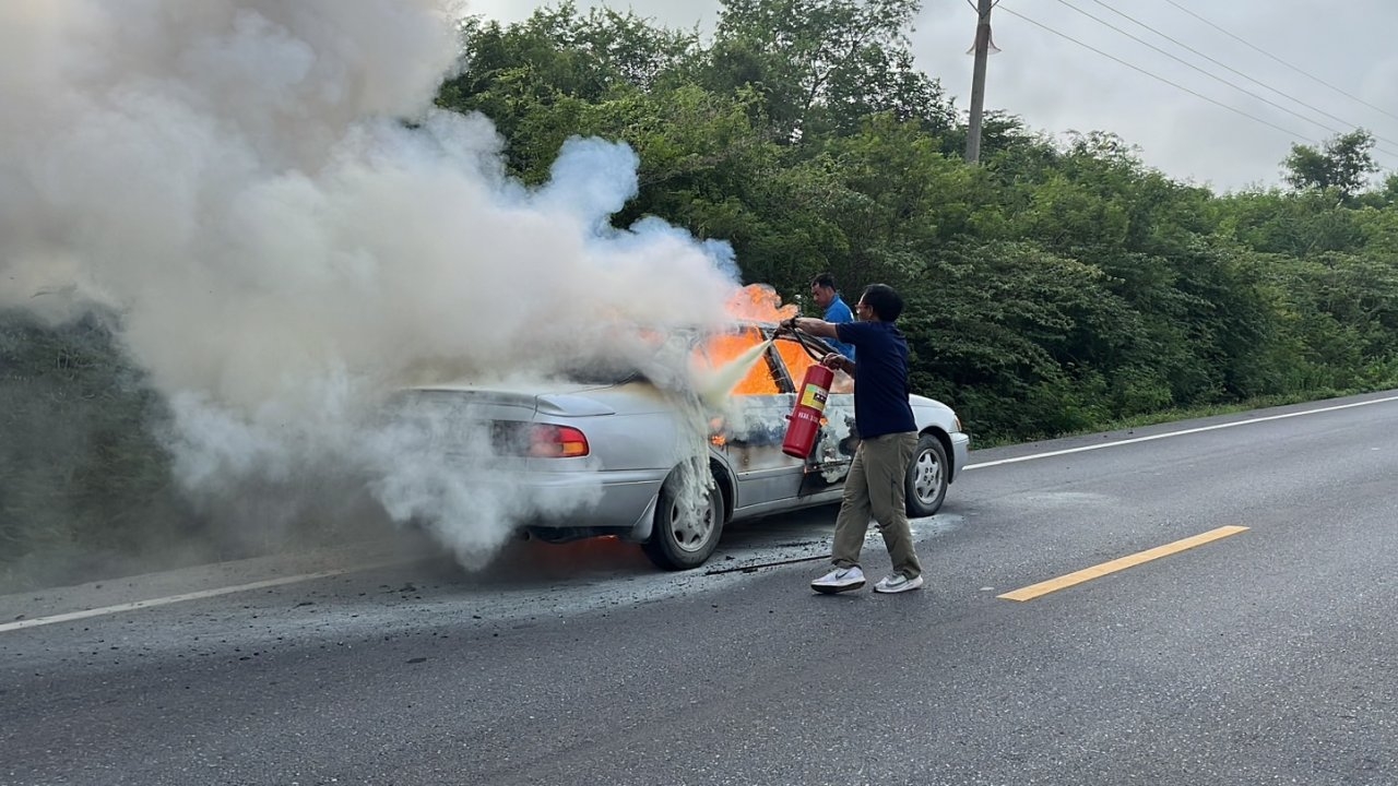 ครูสาวลพบุรีขับเก๋งมามีกลิ่นไหม้ ควันออกก่อนไฟไหม้ โชคดีหนีทันแต่รถเสียหาย