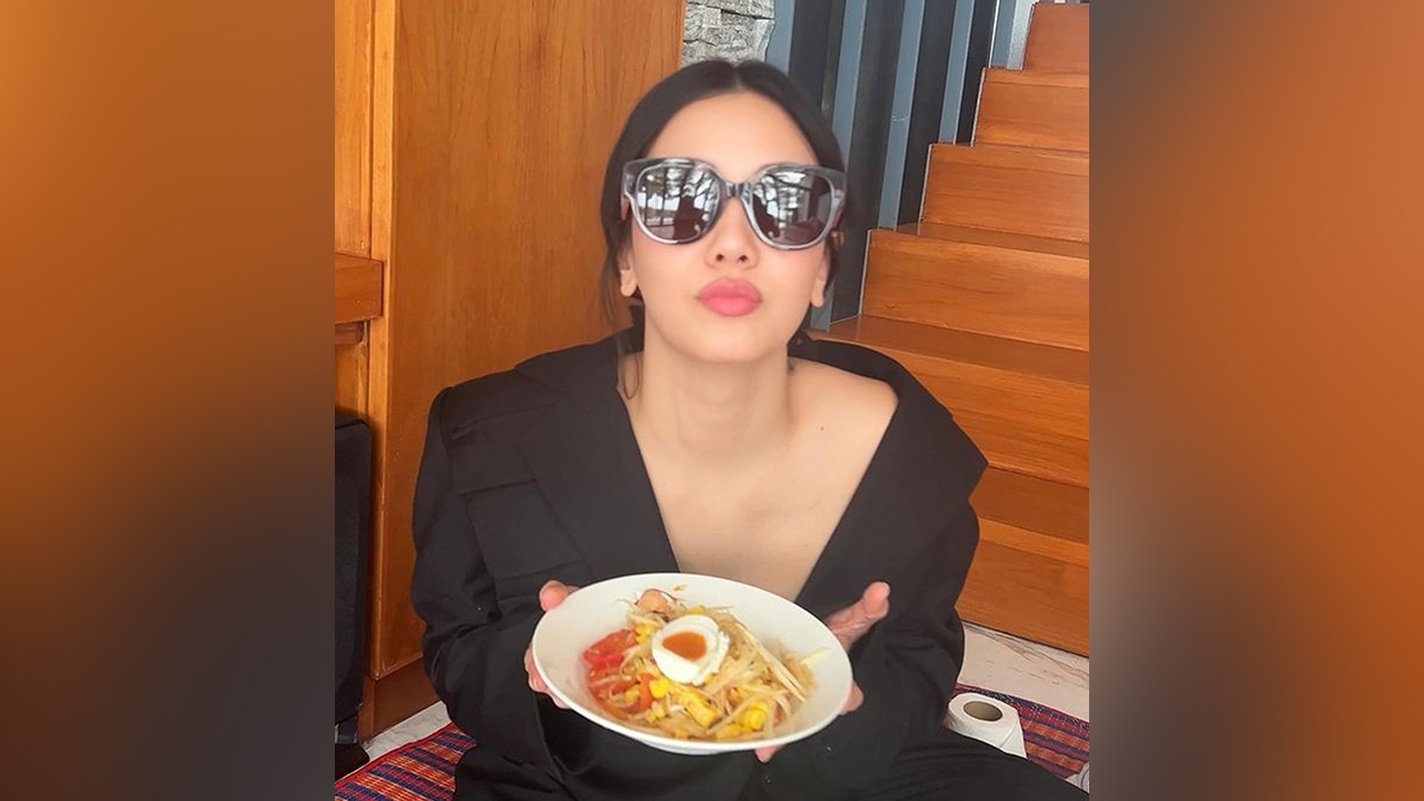 นุ่น วรนุช โชว์ลีลาตำส้มตำ แซ่บจนต้องเซนเซอร์