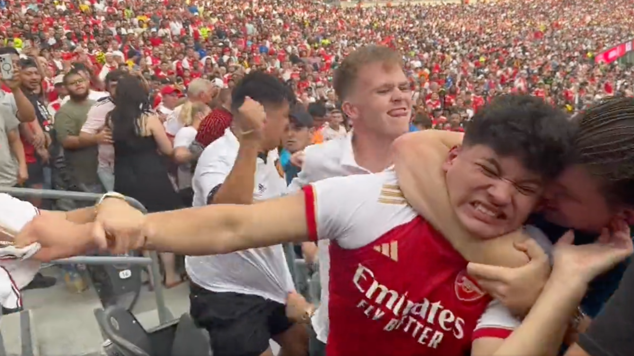 กระชับมิตรแน่นะ ชมแฟนบอล "แมนยูฯ-อาร์เซนอล" แลกหมัดเดือด เกมอุ่นเครื่องที่สหรัฐฯ (คลิป)