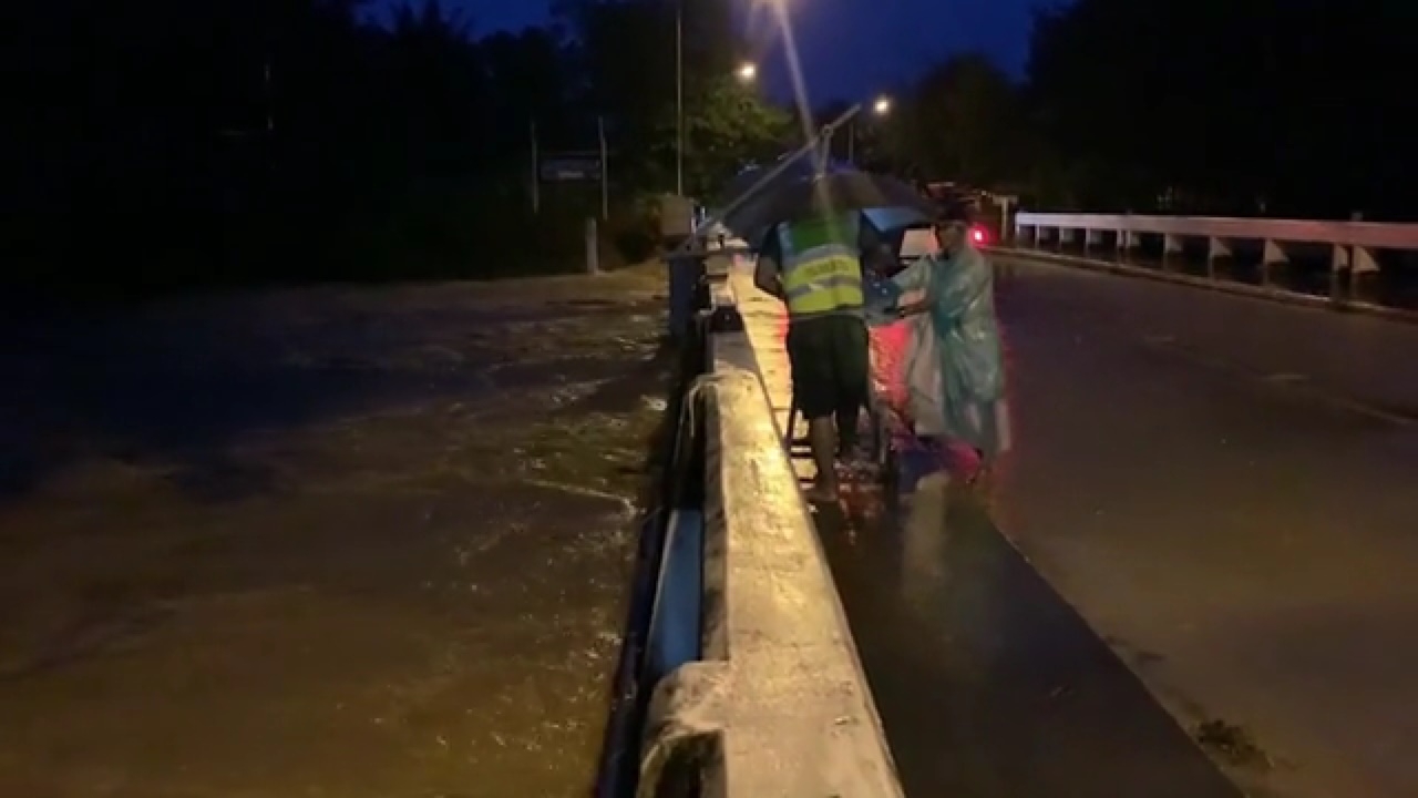 ตราดระทึก! ฝนตกหนัก น้ำป่าทะลักสู่น้ำตกคลองแก้ว เตือนเฝ้าระวังภัย