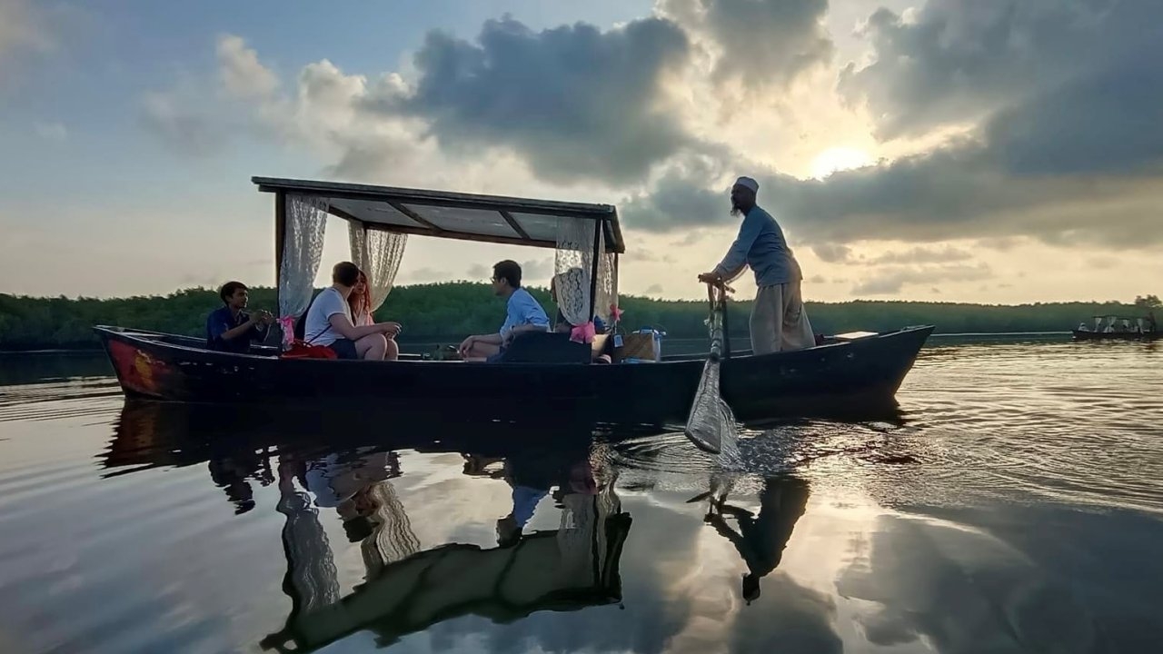 ท่องเที่ยวแบบโลคอล "แจวเรืออาบอรุณ" แบบวิถีชุมชนที่ทุ่งหยีเพ็ง เกาะลันตา