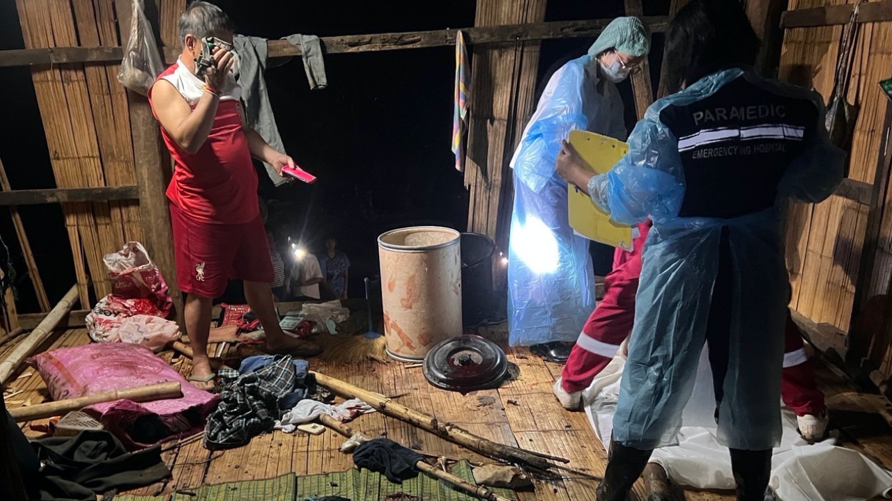 สลด น้องเมียคลั่ง สับด้วยมีดอีโต้ดับคาบ้าน 3 ศพ 