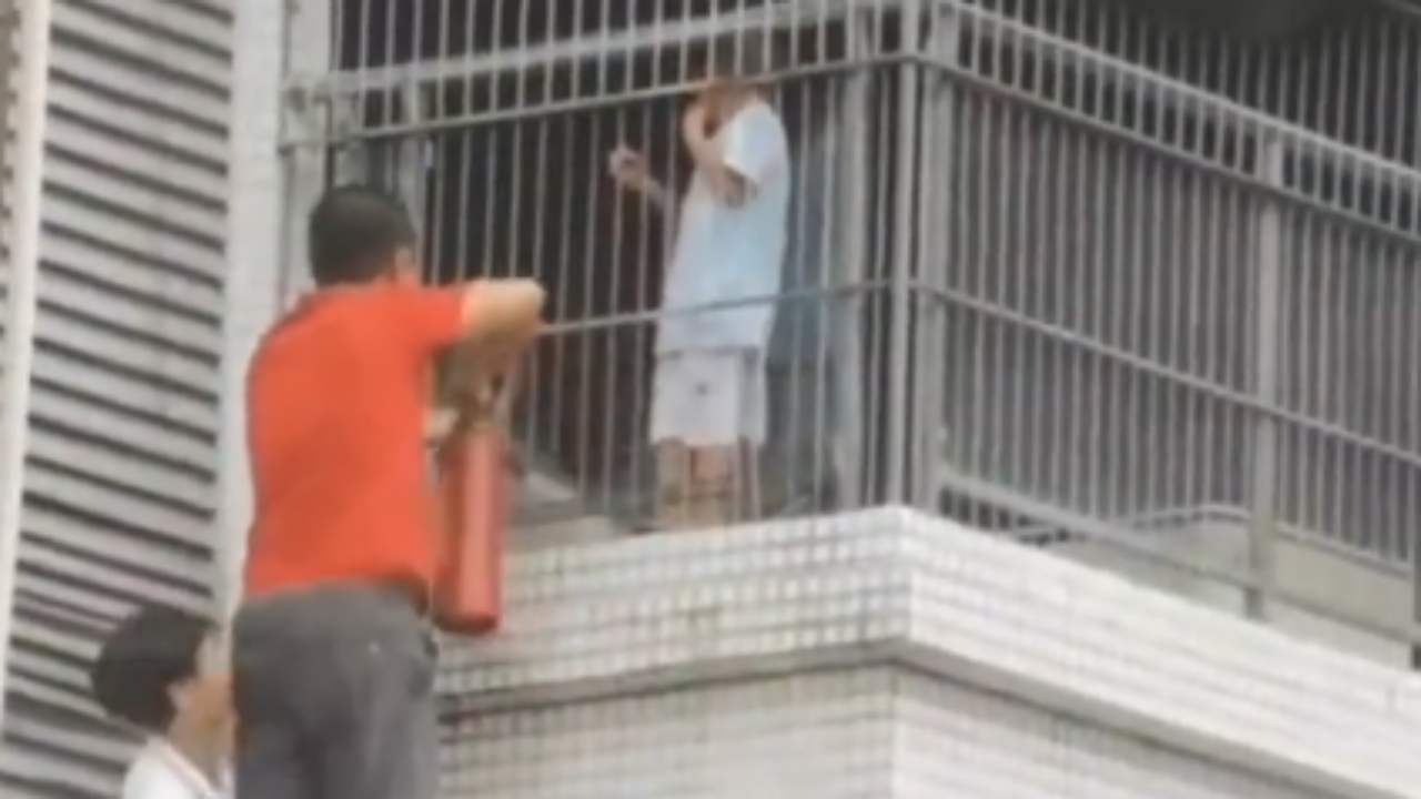 ระทึก พลเมืองจีนช่วยตัดลูกกรงช่วยชีวิตเด็กออกจากอาคารไฟไหม้ (คลิป)