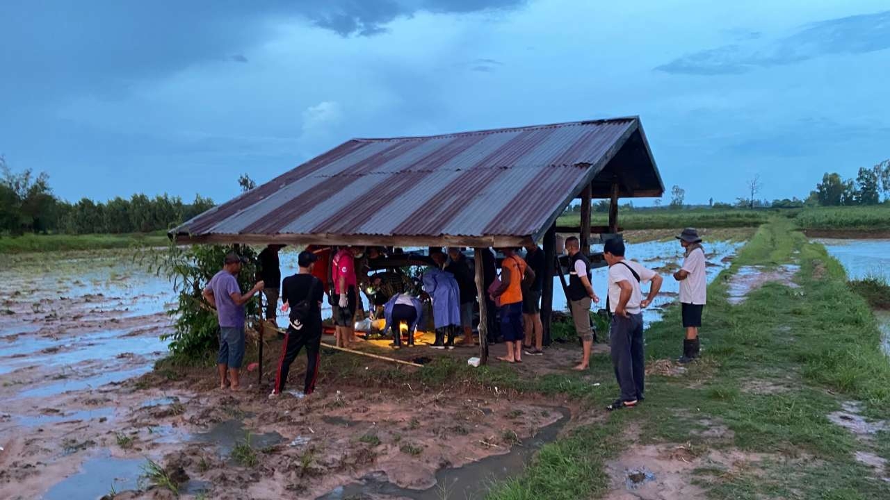 ฟ้าผ่ากลางทุ่งนา เฒ่าหลบฝนเคราะห์ร้าย ถูกเผาจนร่างเกรียม ตายสยองทันที