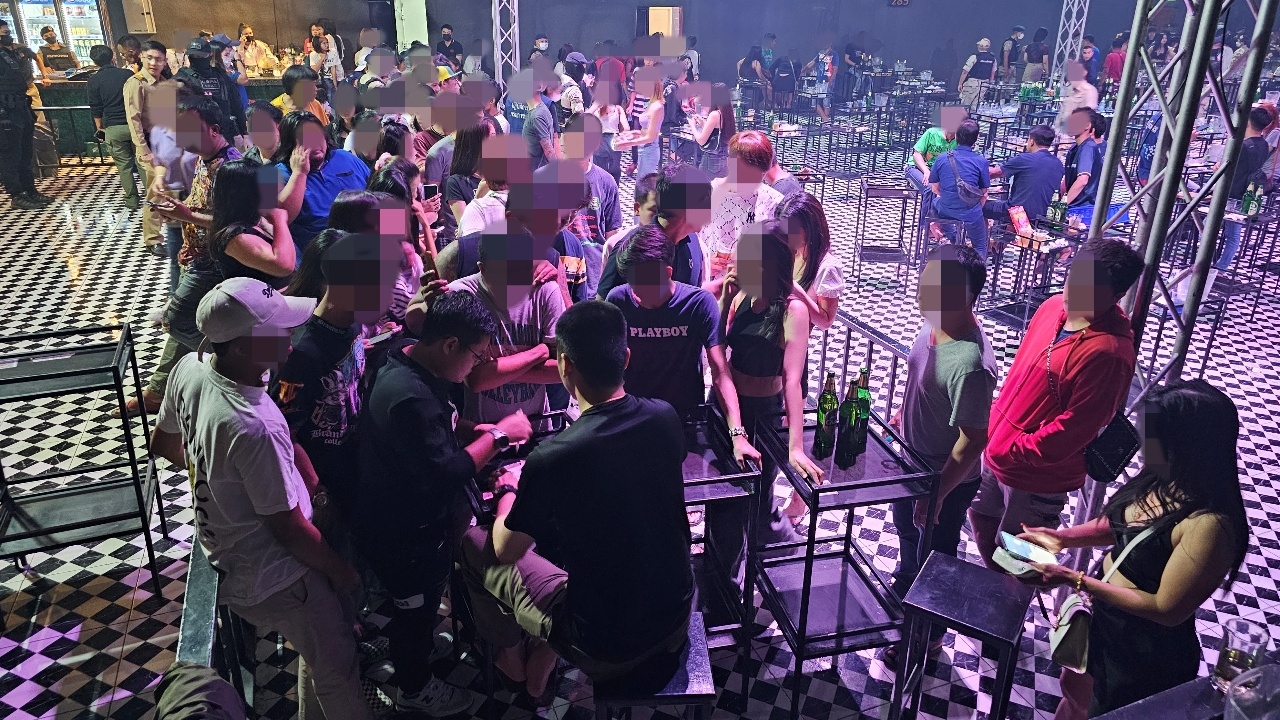 จับ 2 ผับเถื่อน กลางเมืองบ้านโป่ง มั่วสุมเสพยา จ่อชงปิด 5 ปี