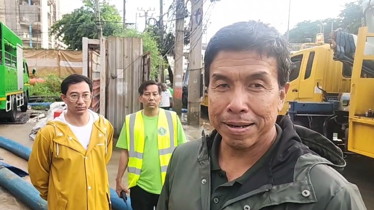 “ชัชชาติ” ติดตามน้ำท่วมขังตั้งแต่เช้า หลังฝนตกหนักกลางดึก ล่าสุดเคลียร์แล้ว