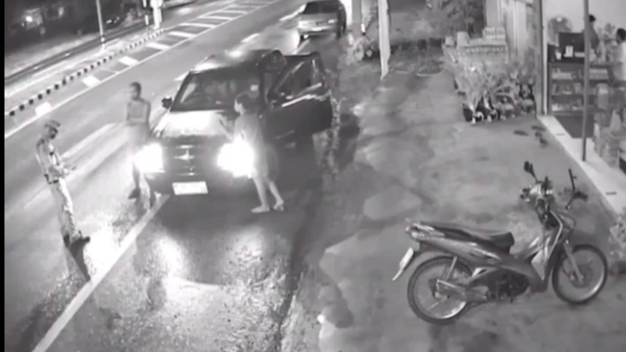 คลิปไลฟ์เดือด ตร.เมาเรียกจับ ตรวจสอบเป็นตำรวจจริง จ่อถูกสอบเชือดวินัย